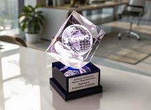 Престижный сувенир из стекла с гравировкой на стильной подставке, для деловых и успешных людей