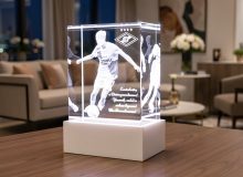 Стеклянный кристалл с 3D гравировкой футболиста и подсветкой