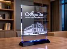 гравировка здания торгового центра в стеклянной награде