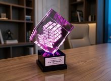 3D гравировка логотипа и текста в стеклянном кубе