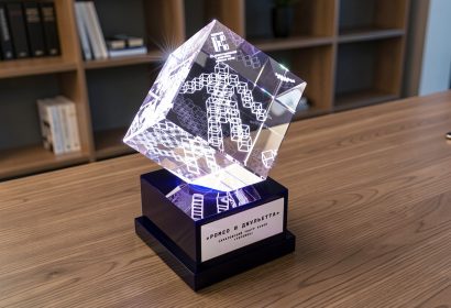 3D гравировка логотипа театрального конкурса в стекле