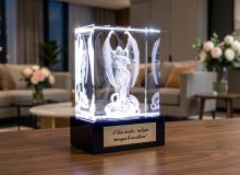 Стеклянный куб с объемной 3D скульптурной гравировкой