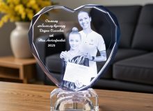 Именной подарок — стеклянное сердце с гравировкой фотографии и текста
