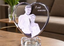 Подарок на годовщину — стеклянное сердце с гравировкой фото