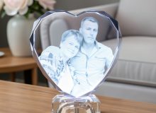 Семейная фотография в стеклянном сердце с гравировкой и подсветкой