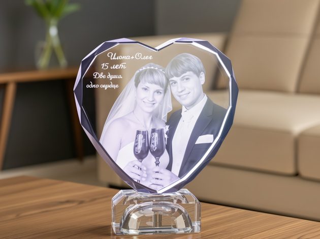 Светильник сердце из стекла с гравировкой фотографии и подсветкой