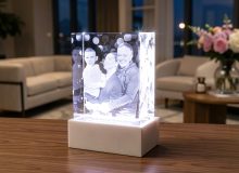 Вертикальный стеклянный кристалл с 3D гравировкой семейного портрета