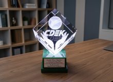 3D логотип СДЭК в стекле с подсветкой