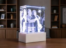 Фотография в стеклянном кубе с подсветкой