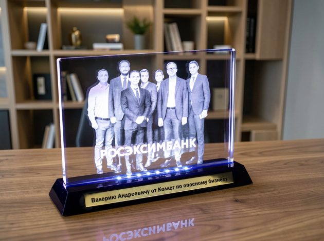 гравировка группового портрета сотрудников в стекле