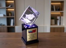 Корпоративная награда партнёрам с гравировкой рукопожатия