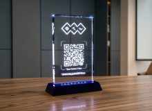 Стеклянная награда с гравировкой QR-кода и логотипа