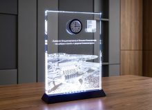 Памятный стеклянный подарок с гравировкой архитектуры города