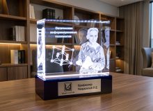 3D портрет профессора с объемной молекулой в стекле