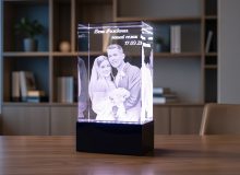 Свадебная фотография в стеклянном светильнике с гравировкой