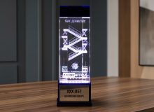Юбилейная корпоративная награда из стекла с 3D гравировкой промышленной конструкции