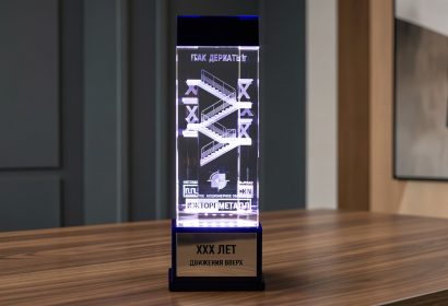 Юбилейная корпоративная награда из стекла с 3D гравировкой промышленной конструкции