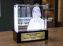 Светильник с 3D портретом сотрудника в стекле — подарок коллеге
