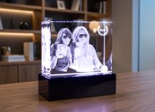 3D фото двух подруг в стекле с подсветкой и логотипом компании