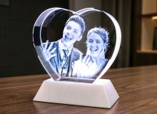 Свадебная пара с кольцами в 3D сердце из стекла с подсветкой