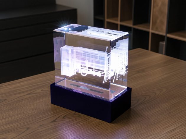 Награда из стекла «Параллелепипед 120×100×60» с 3D-моделью доильного аппарата по готовой модели заказчика