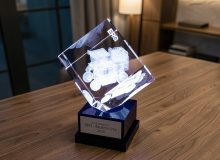 Награда из стекла «Куб 100» с 3D моделью сельскохозяйственной техники и подсветкой