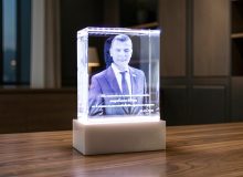 3D портрет мужчины в костюме в стекле с подсветкой