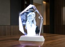 3D-портрет девушки в стекле Престиж со звёздным фоном и подсветкой