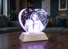 3D-портрет девушки в стеклянном сердце с подсветкой