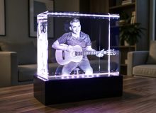 3D-портрет мужчины с гитарой внутри стеклянного светильника с подсветкой