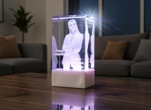3D-портрет женщины-руководителя внутри стеклянного светильника с подсветкой