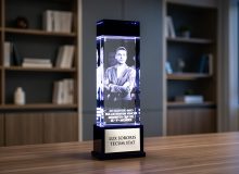 3D портрет мужчины в стекле Сапфир с латинской надписью и подсветкой