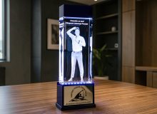 Награда из стекла с 3D-фигурой человека в полный рост и благодарственным текстом от Федерации гребного слалома России