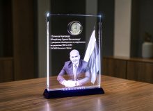 Фото в стекле с часами, портрет руководителя с флагом и поздравительным текстом