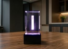 Вид сбоку на светильник из стекла с 3D логотипом SV, показывающий глубину гравировки
