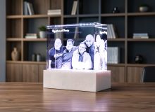 Групповая фотография друзей в 3D внутри стеклянного параллелепипеда с подсветкой