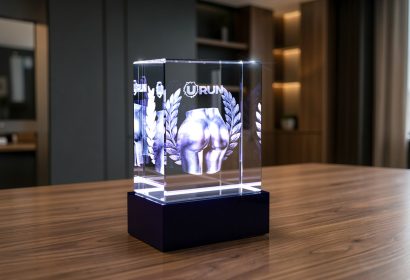 Спортивная награда Куб 100 с 3D-гравировкой ягодиц, логотипом мероприятия и эффектом металлического блеска