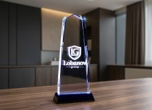 Стеклянная награда «Обелиск» с логотипом Lobanov Group, гравировкой и подсветкой