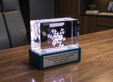 Светильник из стекла с 3D-моделью молекулы n-бутиллития и подсветкой