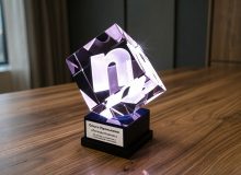 Награда из стекла с большим 3D-логотипом Nortex и персональным шильдом «Легенда Нортекс»