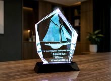Награда из стекла с 3D яхтой, юбилейной надписью и слоганом компании — подарок на 20 лет компании
