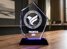 Награда из стекла Престиж с 3D-логотипом конкурса и надписью Победитель 2023