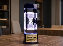 Награда из стекла «Сапфир» с 3D песочными часами и шильдом за 1 место