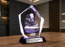 Награда из стекла «Престиж» с 3D-гравировкой портрета Константина Посьета и танкера-газовоза для Совкомфлота