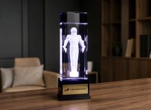 Награда-статуэтка из стекла с 3D фигурой космонавта и логотипом Роскосмоса