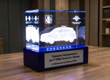 Награда из стекла с 3D-моделью служебного автомобиля и ведомственной символикой