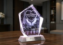 Награда из стекла «Престиж» с 3D руками, сердцем и фоном Санкт-Петербурга