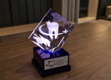 Награда из стекла Куб 80 с 3D-гравировкой зуба по мотивам логотипа стоматологической клиники