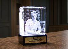Подарок врачу от коллег с 3D-портретом и зданием больницы в стекле