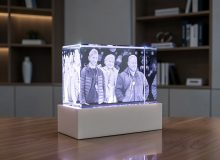 Семейная фотография в стекле с 3D-гравировкой и подсветкой